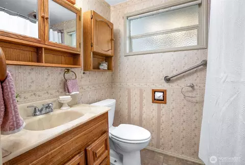 Bath - 213 Alder St, Everett, WA 98203 photo 1 of 2