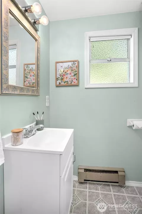 Bath - 213 Alder St, Everett, WA 98203 photo 2 of 2