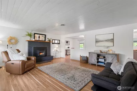 Living - 1016 NE Rhoades St, Winlock, WA 98596 photo 1 of 2