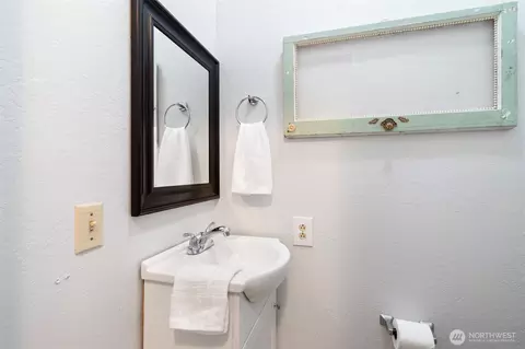 Bath - 1016 NE Rhoades St, Winlock, WA 98596 photo 3 of 3