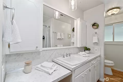Bath - 1016 NE Rhoades St, Winlock, WA 98596 photo 2 of 3