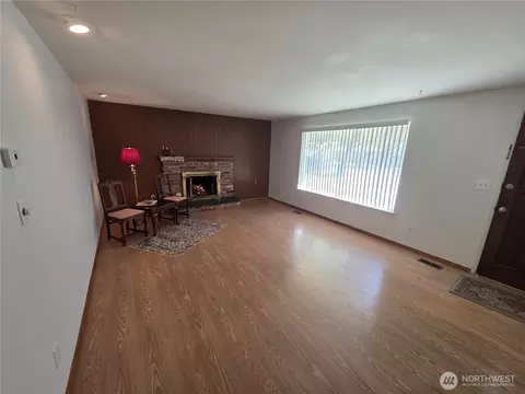 Living - 2509 73 St SE, Everett, WA 98203 photo 1 of 3