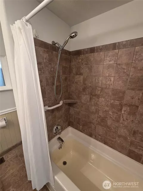 Bath - 2509 73 St SE, Everett, WA 98203 photo 4 of 5