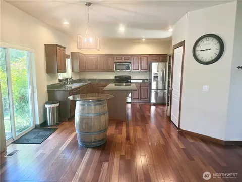 Kitchen - 20225 194th Ave E, Orting, WA 98360 photo 1 of 4