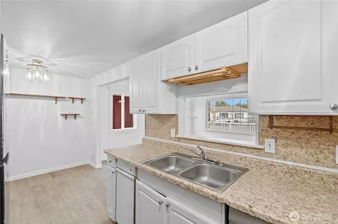 Kitchen - 3236 Phillips Ave, Bremerton, WA 98310 photo 3 of 3