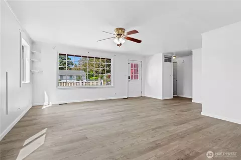 Living - 3236 Phillips Ave, Bremerton, WA 98310 photo 3 of 4