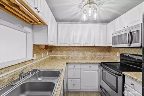 Kitchen - 3236 Phillips Ave, Bremerton, WA 98310 photo 2 of 3