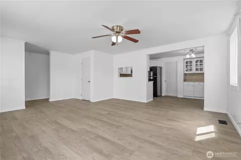 Living - 3236 Phillips Ave, Bremerton, WA 98310 photo 2 of 4