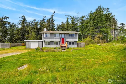 945 Walker Ave, Oak Harbor, WA 98277
