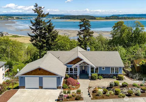 2390 SW Freund St, Oak Harbor, WA 98277