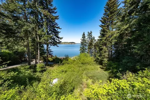 1111 NE Moore Pl, Coupeville, WA 98239
