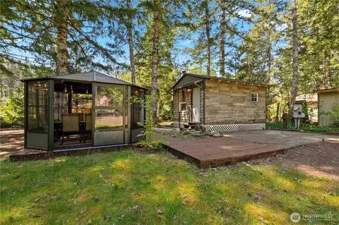 211 N Mount Christie Dr, Hoodsport, WA 98548