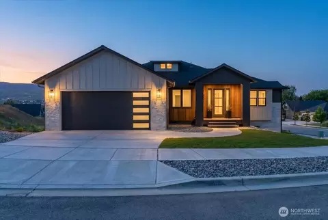 982 Spring Mountain Dr, Wenatchee, WA 98801