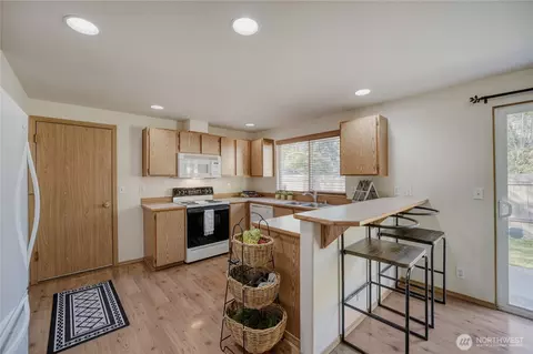 Kitchen - 401 Hemlock Ct, Sultan, WA 98294 photo 2 of 2