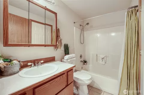 Bath - 401 Hemlock Ct, Sultan, WA 98294 photo 2 of 2