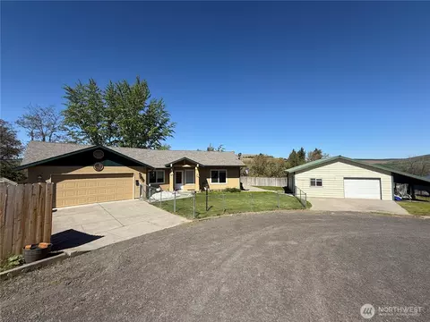 102 S 8th St, Dayton, WA 99328