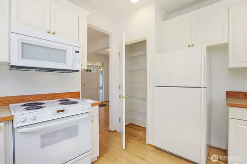 Kitchen - 16335 18th Ave SE, Mill Creek, WA 98012 photo 2 of 3
