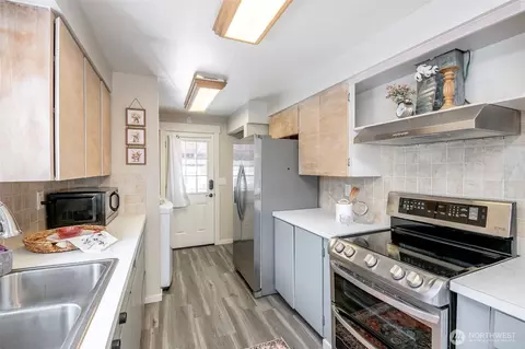 Kitchen - 1329 Porter St, Enumclaw, WA 98022 photo 2 of 3