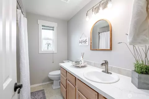 Bath - 1329 Porter St, Enumclaw, WA 98022 photo 1 of 1