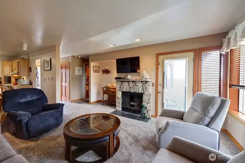 210 26th St NW #203-4, Long Beach, WA 98631