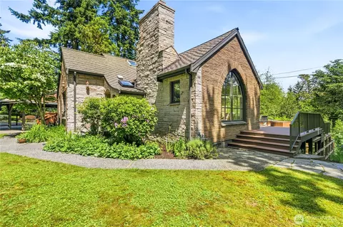 17014 25th Ave NE, Lake Forest Park, WA 98155