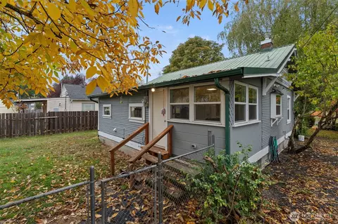 212 W 6th St, Centralia, WA 98531