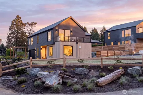 18638 2nd Ave SW, Normandy Park, WA 98166
