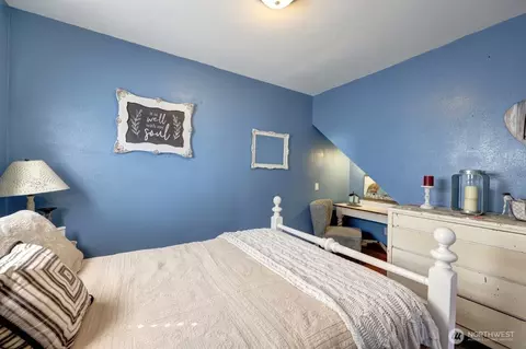 Bedroom - 319 10th St NE, Long Beach, WA 98631 photo 2 of 4