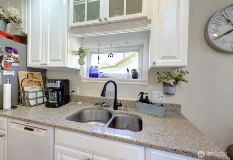 Kitchen - 319 10th St NE, Long Beach, WA 98631 photo 2 of 3