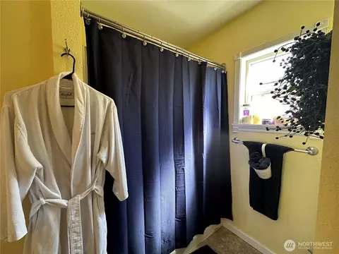 Bath - 319 10th St NE, Long Beach, WA 98631 photo 2 of 4