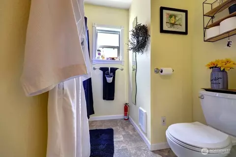 Bath - 319 10th St NE, Long Beach, WA 98631 photo 1 of 4