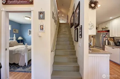 Entry Way - 319 10th St NE, Long Beach, WA 98631 photo 4 of 7