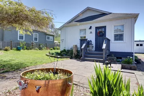 Exterior - 319 10th St NE, Long Beach, WA 98631 photo 2 of 7
