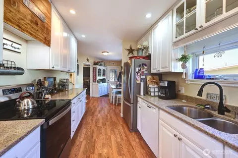 Kitchen - 319 10th St NE, Long Beach, WA 98631 photo 1 of 3