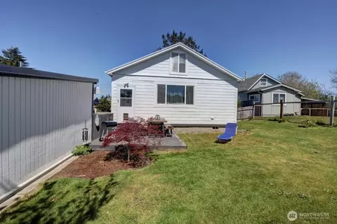 Exterior - 319 10th St NE, Long Beach, WA 98631 photo 5 of 7