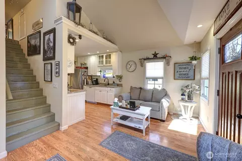Entry Way - 319 10th St NE, Long Beach, WA 98631 photo 1 of 7