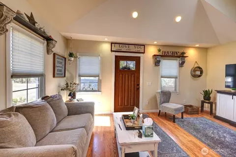 Entry Way - 319 10th St NE, Long Beach, WA 98631 photo 2 of 7