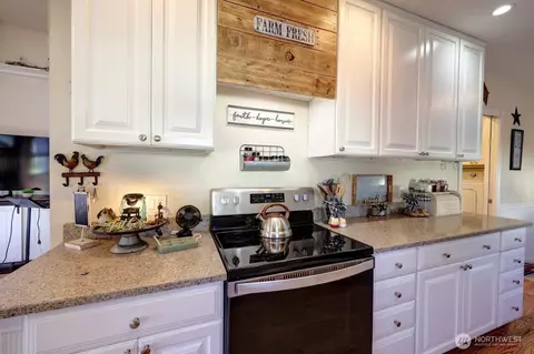 Kitchen - 319 10th St NE, Long Beach, WA 98631 photo 3 of 3