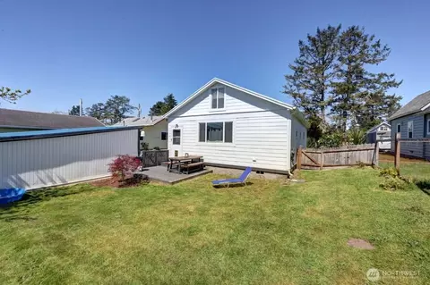 Exterior - 319 10th St NE, Long Beach, WA 98631 photo 4 of 7