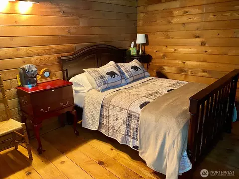 Bedroom - 16726 Mountain Side Dr E, Greenwater, WA 98022 photo 5 of 6
