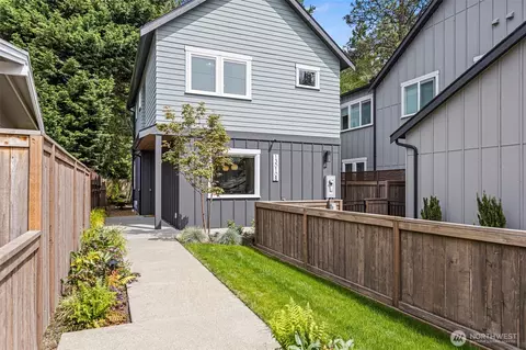13010 NE 113th St #2, Kirkland, WA 98033
