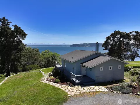 2977 N Bluff Rd, Greenbank, WA 98253