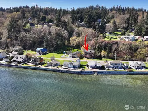 3837 Driftwood Dr, Clinton, WA 98236