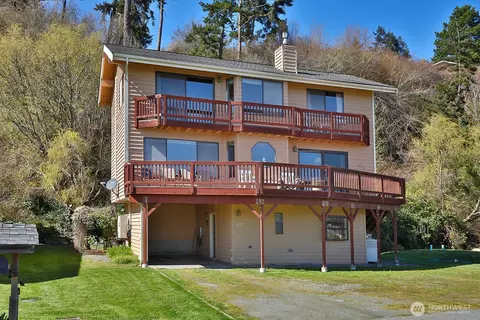 3837 Driftwood Dr, Clinton, WA 98236