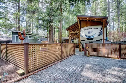 10 Riverside Dr, Deming, WA 98244