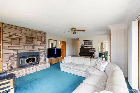 Living - 1553 Bishop Rd, Chehalis, WA 98532 photo 1 of 5