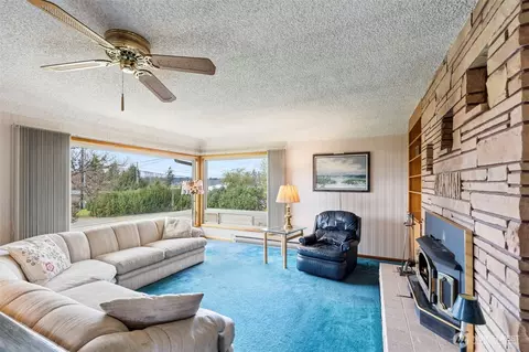 Living - 1553 Bishop Rd, Chehalis, WA 98532 photo 3 of 5