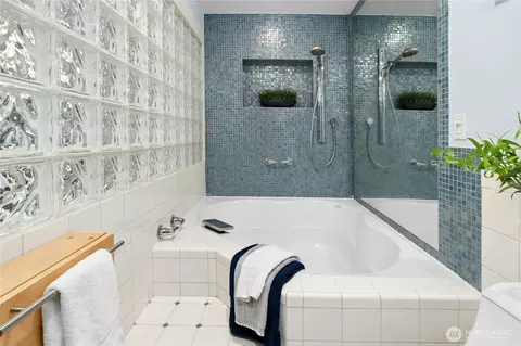 Bath - 520 Walnut St #3, Edmonds, WA 98020 photo 3 of 4