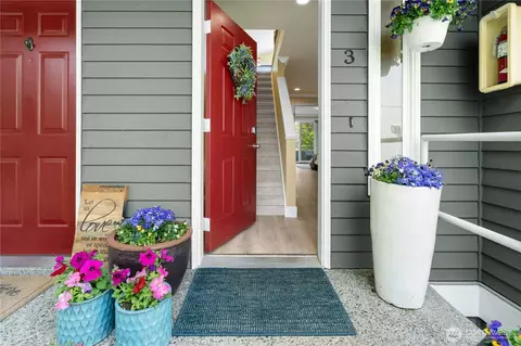 Entry Way - 520 Walnut St #3, Edmonds, WA 98020 photo 1 of 3