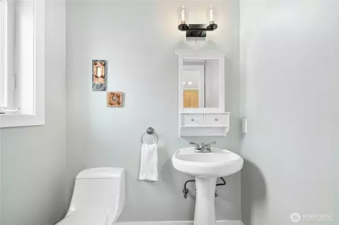 Bath - 520 Walnut St #3, Edmonds, WA 98020 photo 4 of 4